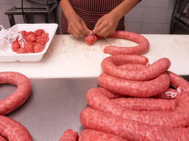 Elaboració de botifarres a mà a l'obrador